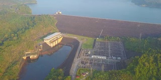鸟瞰图的水电站Cheow Lan湖或Rajjaprabha大坝水库在苏拉特他尼省
