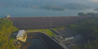 鸟瞰图的水电站Cheow Lan湖或Rajjaprabha大坝水库在苏拉特他尼省