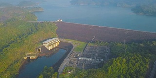 鸟瞰图的水电站Cheow Lan湖或Rajjaprabha大坝水库在苏拉特他尼省