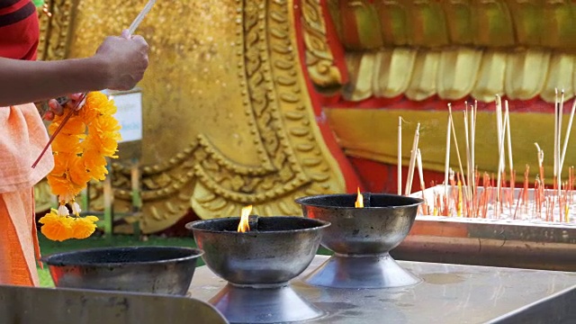 在佛寺里，人们用烟熏香。泰国。芭堤雅