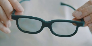 女眼科医生递给病人一副验光眼镜。视力矫正。眼科，优秀的视力或眼镜店的概念。激光手术的选择