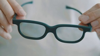 女眼科医生递给病人一副验光眼镜。视力矫正。眼科，优秀的视力或眼镜店的概念。激光手术的选择视频素材模板下载