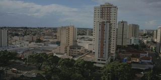 晴朗的天空和建筑在坎波格兰德，MS，巴西