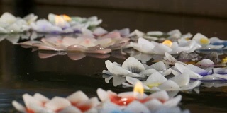 佛寺内漂浮的莲花形彩灯。芭堤雅。泰国