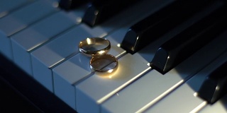 3 .结婚戒指放在钢琴琴键上