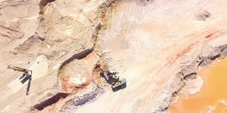 无人驾驶飞机在露天矿山的挖掘机上飞行。