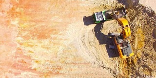 无人驾驶飞机在露天矿山的挖掘机上飞行。