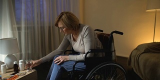 坐轮椅的老太太在吃处方药，在疗养院康复