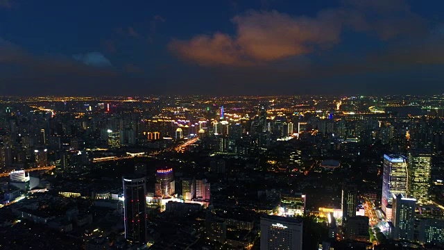 无人机拍摄:上海CBD夜间的4K鸟瞰图。