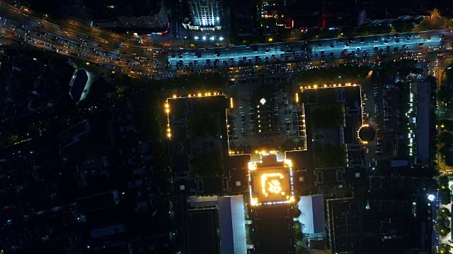 无人机拍摄:上海CBD夜间的4K鸟瞰图。