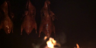 北京烤鸭用木火烤制而成