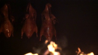 北京烤鸭用木火烤制而成视频素材模板下载