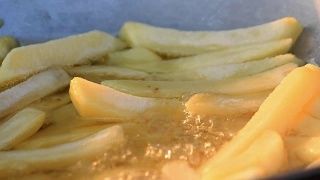 在热油中炸的土豆视频素材模板下载