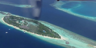 鸟瞰马尔代夫从海上飞机与环礁群岛海
