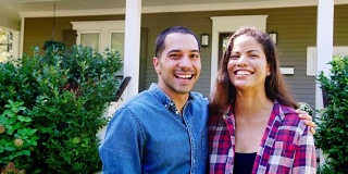 微笑的夫妻站在家门口的肖像