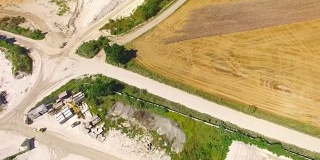 无人机飞越卡兹涅约夫高林采石场。是捷克共和国和欧洲最大的采石场。