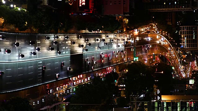 实时4K:中国上海夜间现代城市的交通状况。