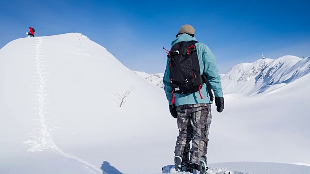 滑雪者探索冬天的雪景
