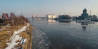 全景式的工业区周围的北港河上覆盖着冰，码头的起重机和商业船只