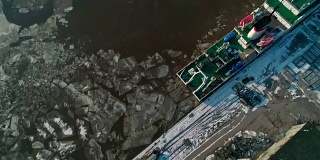 在北港码头旁边的泊位上的科学船的俯视图空中全景视频