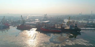 鸟瞰图的工业港口与商业船舶和货物集装箱在冬季。