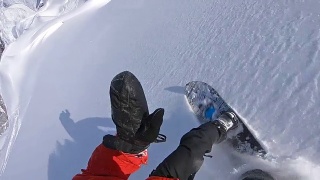 滑雪者的视角，将雪喷进相机视频素材模板下载