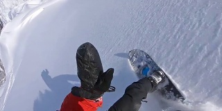 滑雪者的视角，将雪喷进相机
