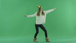 迷人的快乐的年轻女子跳舞，色度键的背景视频素材模板下载