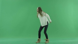 迷人的快乐的年轻女子跳舞和吹口哨，色度键的背景视频素材模板下载