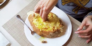 女人吃khachapuri