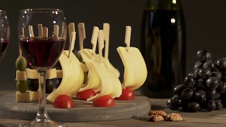 两杯红酒，葡萄和奶酪串放在木托盘上视频素材模板下载