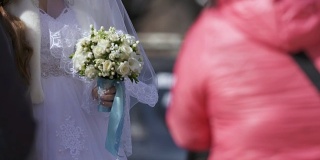 新娘捧花和婚礼上的客人