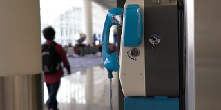 国际机场内的公用固定电话。