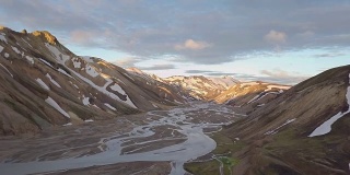 日落时冰岛山脉的河流三角洲鸟瞰图