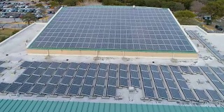 无人机俯瞰巨大的屋顶太阳能电池板阵列为我们的未来供电