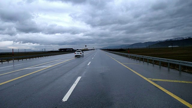 在高速公路上驶向暴风雨