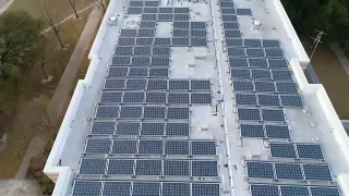 长矩形可再生和可持续能源光伏电池巨大的屋顶太阳能电池板阵列为我们的未来供电视频素材模板下载