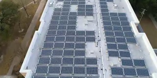 长矩形可再生和可持续能源光伏电池巨大的屋顶太阳能电池板阵列为我们的未来供电