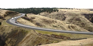 汽车和卡车使曲线攀登陡峭的斜坡俄勒冈高速公路