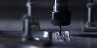 在工厂里制作床垫的主体，在机器上慢动作地切割出一块铝片