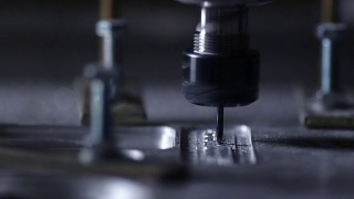 在工厂里制作床垫的主体，在机器上慢动作地切割出一块铝片视频素材模板下载
