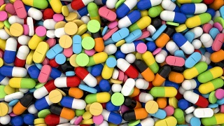 彩色药丸和药片落在白色背景和覆盖屏幕的3D CGI视频视频素材模板下载