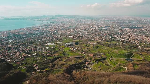 无人机在意大利那不勒斯上空飞行。电影鸟瞰图的欧洲海滨城镇在一个夏天的晴天4K