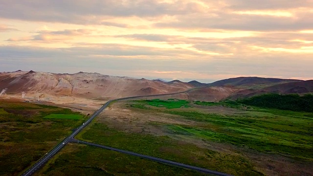 汽车通过美丽的冰岛乡村鸟瞰图