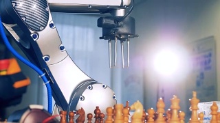 创新的机器人chessplayer。人工智能、机器智能概念。视频素材模板下载