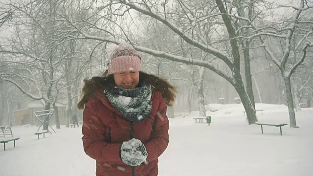 年轻女子在户外享受冬日。雪的冬天的梦想。慢动作