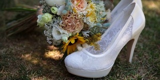 婚礼花束和漂亮的婚礼鞋