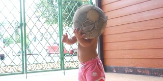 小女孩玩玩具，踢足球