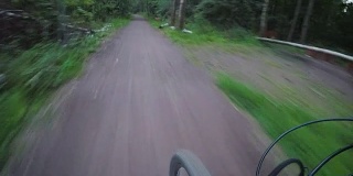 在森林里骑山地自行车