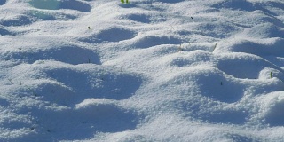 地面上新鲜的冬雪纹理